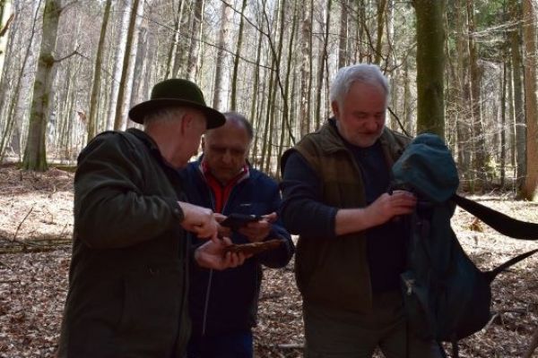 Ing. Dušan Lukášik v strede s lesníkmi v Dobročskom pralese