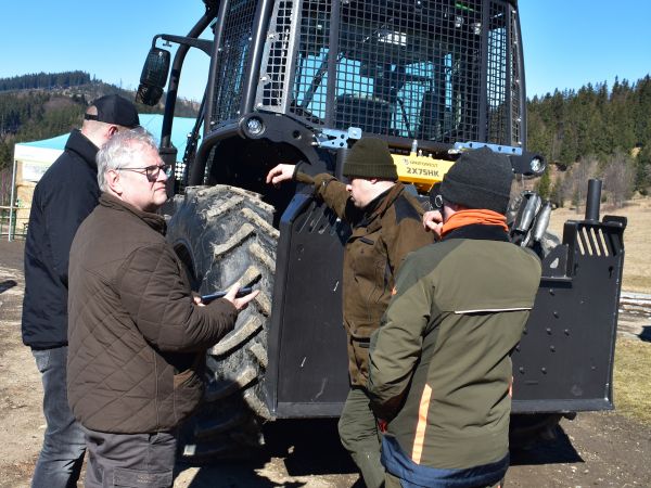 Ing. Milan Ovseník (druhý zľava) pri novom traktore
