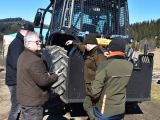 Ing. Milan Ovseník (druhý zľava) pri novom traktore