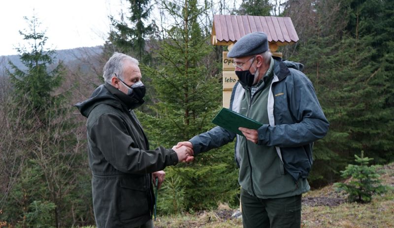 Pavol Dendys (vľavo) preberá ocenenie z rúk Jána Mičovského 