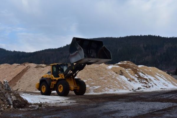 Od jari 2022 nedošlo k zvýšeniu exportu palivového dreva a drevnej štiepky: Naopak, ich vývoz do zahraničia sa dramaticky znížil