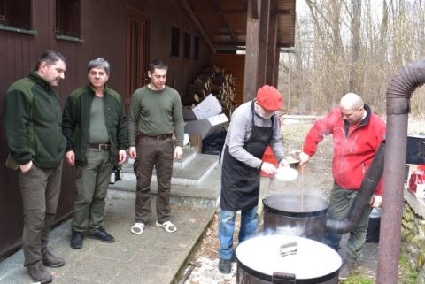 Lesníci a dobrovoľníci pri varení guláša z diviny pre utečencov z Ukrajiny v Ubli 