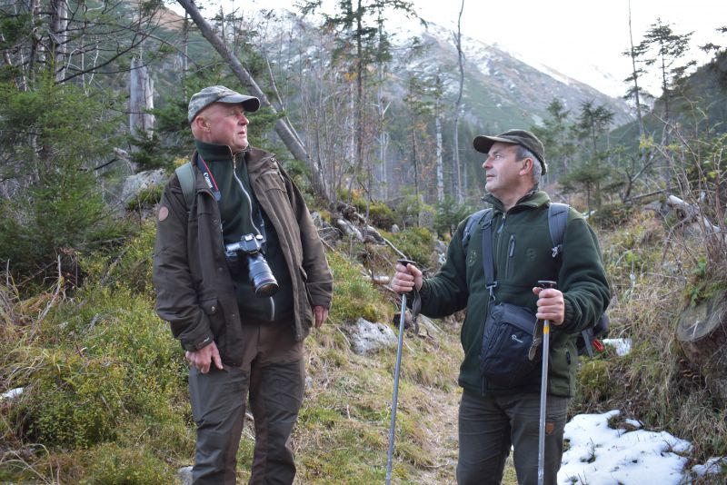 Skúsení lesnícki praktici Ing. Peter Šiška (vľavo) a Ing. Ján Slivinský patria medzi najaktívnejších obhajcov lesníckej profesie a práce lesníkov 