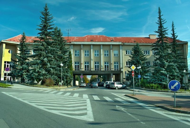 Budova NLC vo Zvolene na Sokolskej ulici pred prebiehajúcou rekonštrukciou