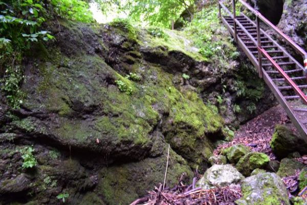 Aj na tomto mieste Lačnovsk&eacute;ho kaňonu b&yacute;val vodop&aacute;d... 