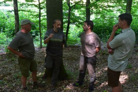 Ing. Dušan Mikuš, druhý zľava, pri vysvetľovaní svojich lesníckych postupov v porastoch Lesnej správy Duchonka