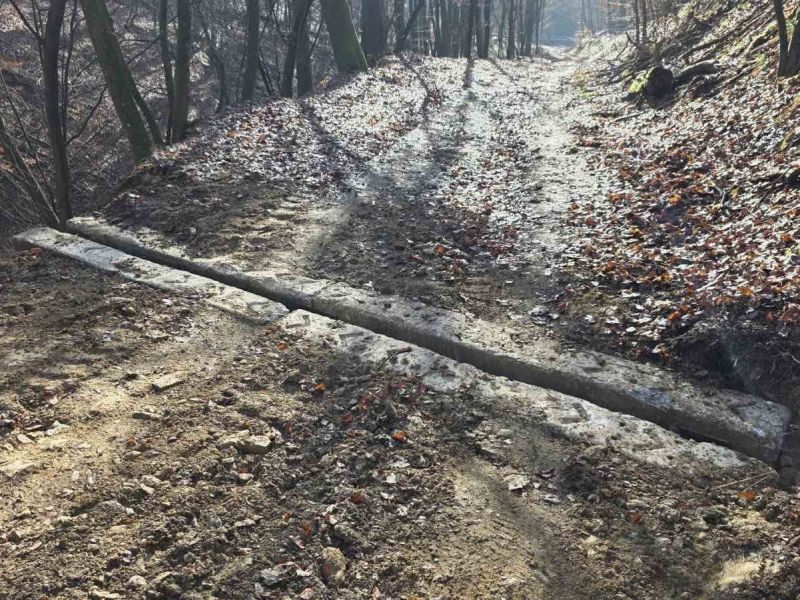 Bet&oacute;nov&aacute; odr&aacute;žka na zv&aacute;žnici