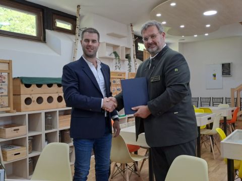 Zľava Peter Jurík a Róbert Kiš po podpise memoranda 