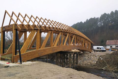 Drevený zastrešený most v obci Stráža pred dokončením 