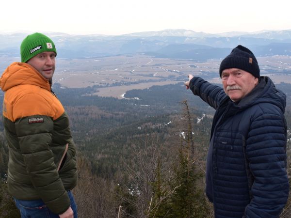 Ing. Pavol Jančík (vpravo) ukazuje na obnovené kalamitné plochy, vľavo Miroslav Pleteník 