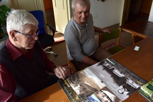 Ing. Ján Mikuláš na snímke vľavo v sídle Urbáru Vrbica 