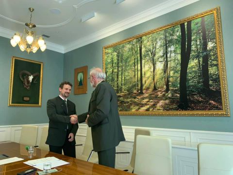 Minister Ján Mičovský (vpravo) blahoželá generálnemu riaditeľovi LSR Matejovi Vigodovi 