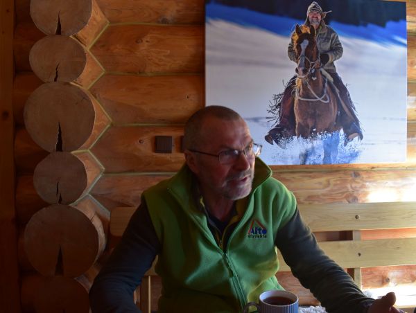 Ján Fabian počas rozhovoru, aj na fotografii na stene 