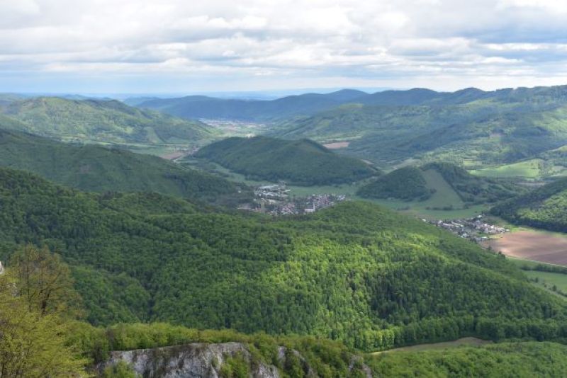 Pohľad z Národného parku Muránska planina na obce a mestá v jeho blízkosti 