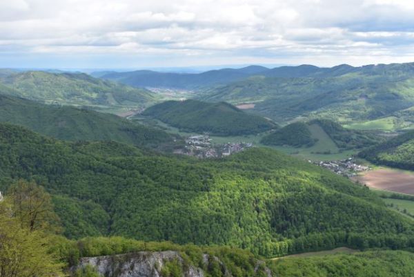 Pohľad z Národného parku Muránska planina na obce a mestá v jeho blízkosti 