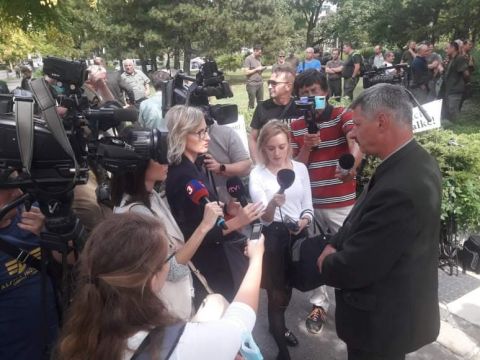 Predseda Slovenskej lesníckej komory Milan Dolňan odpovedá na otázky novinárov na dnešnom zhromaždení