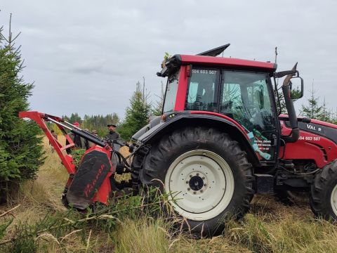 Ukážka prerezávky frézou za traktorom 