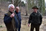 Zľava S. Bystriansky, D. Luk&aacute;&scaron;ik a P. Luk&scaron; v Dobročskom pralese 