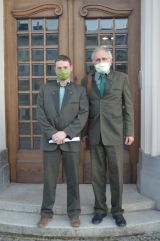 Minister J&aacute;n Mičovsk&yacute; (vpravo) s poveren&yacute;m GR LSR Matejom Vigodom po odovzdan&iacute; poverenia 