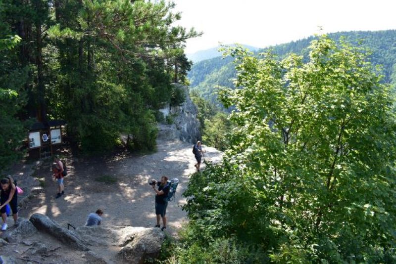 Turisti na Tomášovskom výhľade v Slovenskom raji 