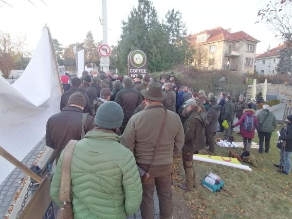 Momentka zo včerajšieho zhromaždenia proti reforme národných parkov pred NR SR 