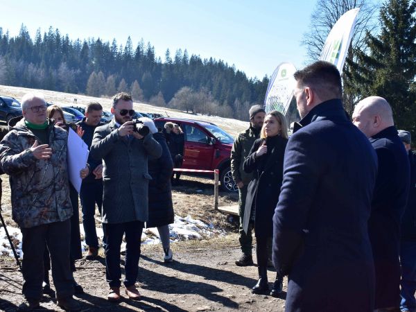 M. Ovseník (vľavo), vpravo ministri R. Takáč a R. Huliak