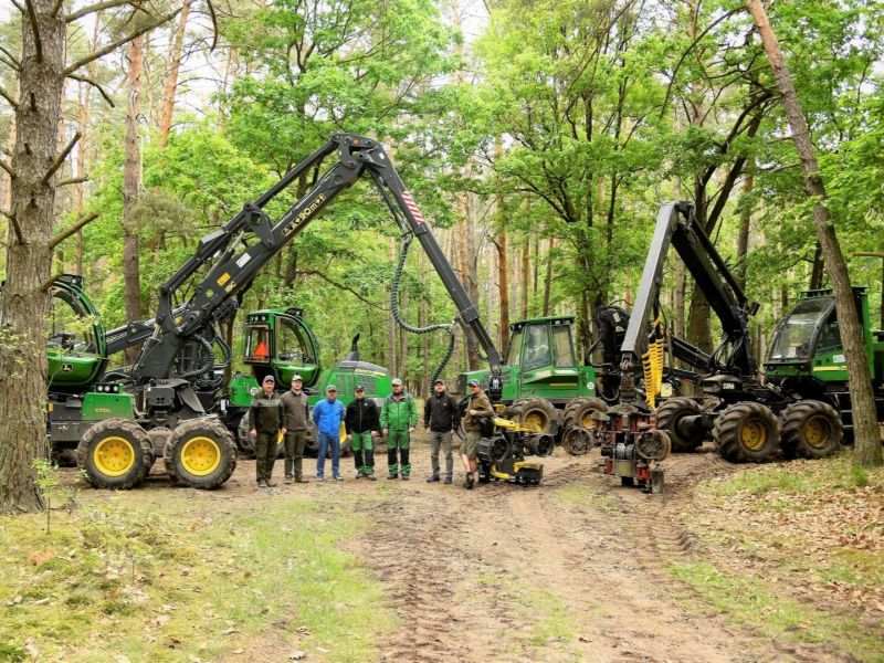 Časť flotily modern&yacute;ch strojov značky John Deere v &scaron;t&aacute;tnom podniku LESY SR 