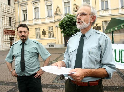 Minister J. Mičovský (vpravo) a šéfredaktor časopisu LES a Letokruhy P. Gogola v roku 2009 ako zamestnanci LESY SR počas udalostí nazvaných Nežná zelená