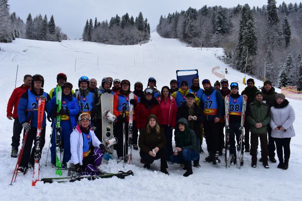 Časť účastníkov Zimných športových hier pracovníkov obecných lesov po súťaži v obrovskom slalome