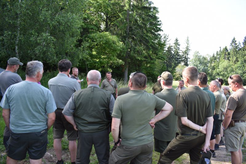 Lesníci a ochranári dokážu komunikovať, keď to chcú obidve strany. Na zábere košickí mestskí lesníci a ochranári z CHKO Poľana 