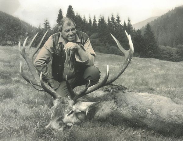 Herec Ivan Rajniak na ob&aacute;lke knihy Poľovn&iacute;ci spom&iacute;naj&uacute; 