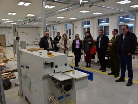 Účastníci Dňa otvorených dverí v nových dielňach SOŠLD v Liptovskom Hrádku. Celkom vpravo Ing. Igor Patráš 