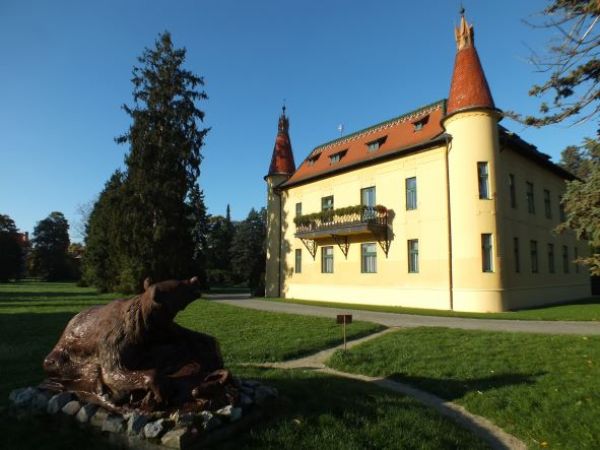 Poľovnícky zámoček v Topoľčiankach