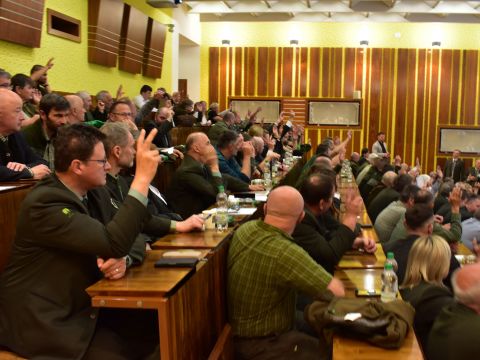 Momentka z hlasovania na Valnom zhromaždení Slovenskej lesníckej komory 