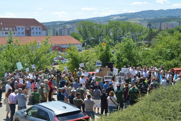 Protestujúci pred Ústredím ŠOP SR v Banskej Bystrici 