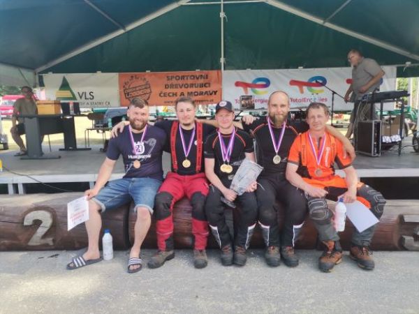 Marek Lubas na snímke v strede 