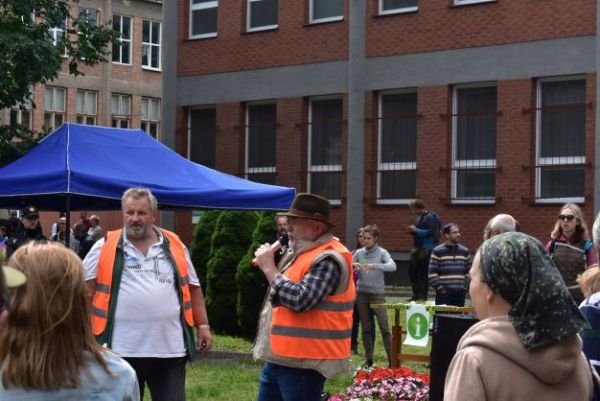 Ing. Ján Lach (vpravo) a Ing. Pavel Zacharovský z ÚNIE upokojujú situáciu na zhromaždení pred Mestským úradom vo Svite