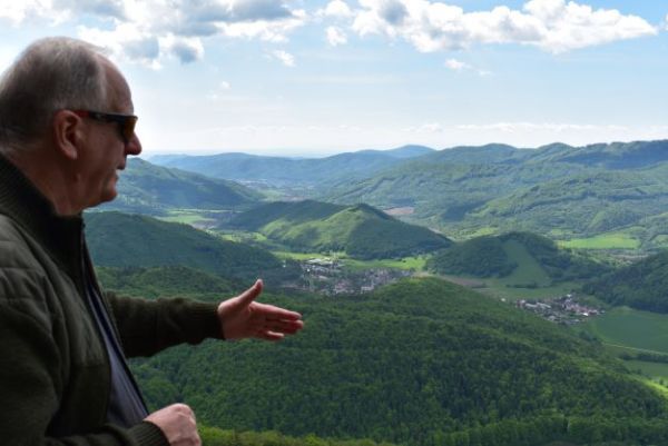 Ing. cyril Bábeľa st. ukazuje na južné svahy Muránskej planiny, ktoré by ostali súčasťou národného parku