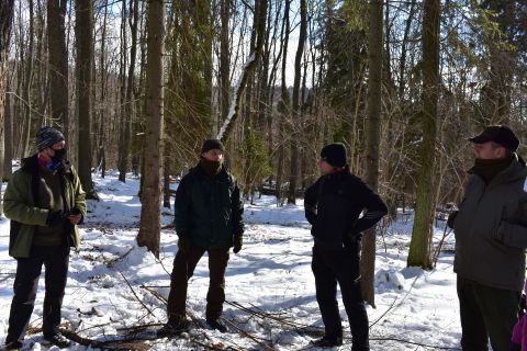 Lesníci a ochranári v oplôtku v Ordzovianskej dubine