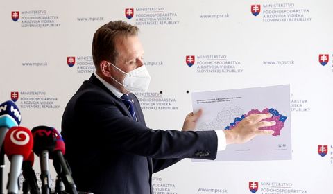  Minister Samuel Vlčan na dnešnej tlačovej konferencii 