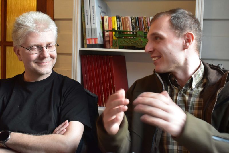 Attila Ambrúš (vpravo) v rozhovore s Martinom Michelčíkom 