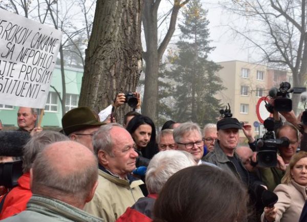 Ong. Milan Ovseník (v strede) medzi vlastníkmi lesov a novinármi 