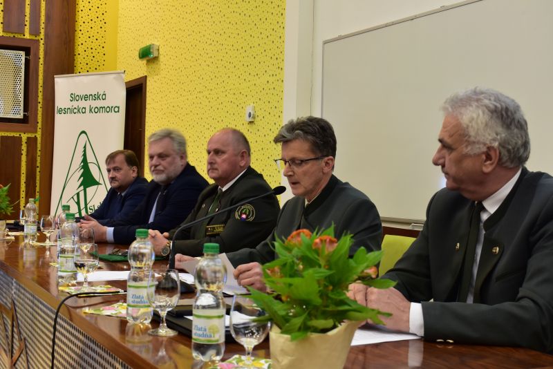 Jaroslav &Scaron;&aacute;lka (druh&yacute; zľava) na valnom zhromažden&iacute; Slovenskej lesn&iacute;ckej komory 
