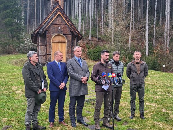 Minister Richard Takáč (pri mikrofónoch) na brífingu vo Vydrovskej doline pri Čiernom Balogu 