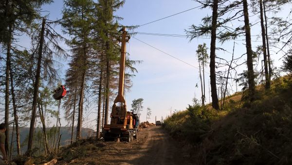 Foto lanovky pri spracovan&iacute; kalamity 