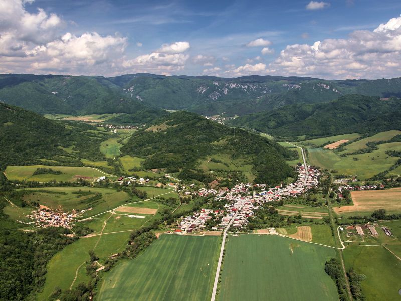 V pozad&iacute; Mur&aacute;nska planina 