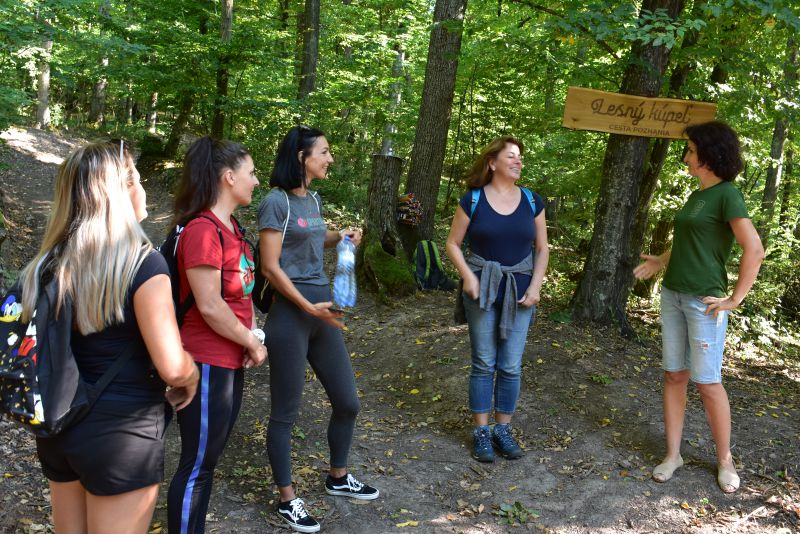 Ing. Berta Stašková (celkom vpravo) ako terapeutka projektu Lesný kúpeľ