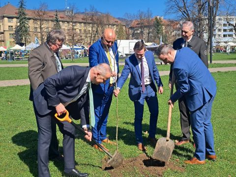 Sadenie lipy pri v parku pri Pamätníku SNP