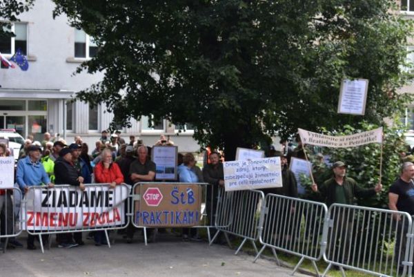 Účastníci zhromaždenia vo Svite za oceľovými zábranami