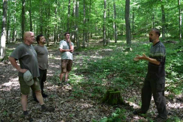 Zľava Ing. Peter &Scaron;i&scaron;ka, Ing. Ladislav Szab&oacute;, Ing. Michal Fulmek a vysvetľuj&uacute;ci Ing. Du&scaron;an Miku&scaron;